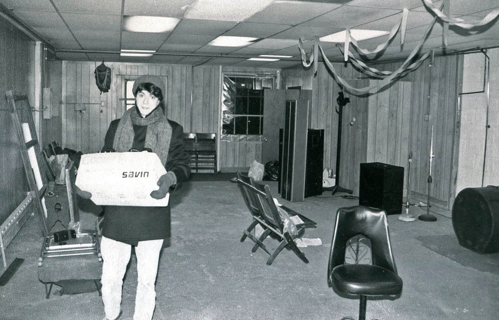 Gretchen Schaefer lugs a box out of the Body Shop during the 1986 retreat. Hubley Archives.